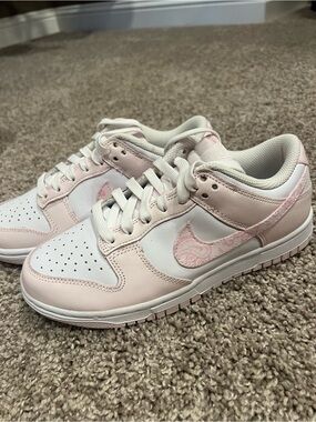 Nike Women’s Low-Top Sneakers - Light Pink & White